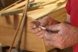 IL BOSSE COMME UN FOU,  ET POURTANT IL SE LES ROULE !
