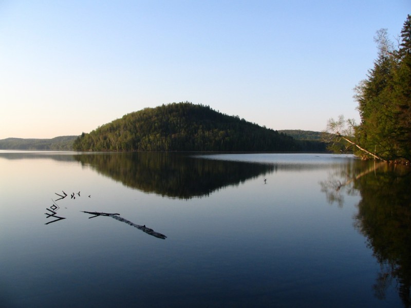 L'ile du lac et son reflet, Lac à l'eau claire