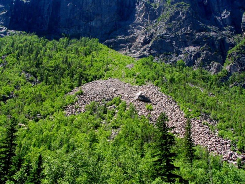 en bas de la falaise