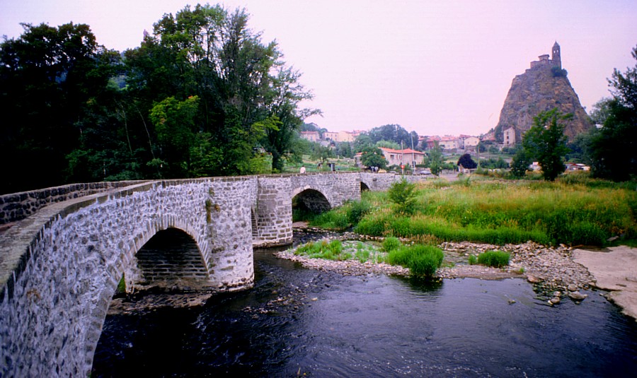 le pont mdieval et laiguille