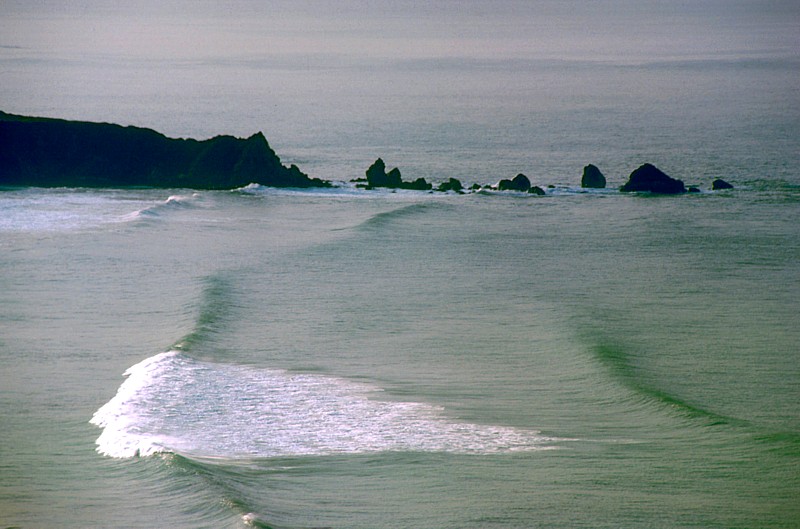 la vague et les rochers