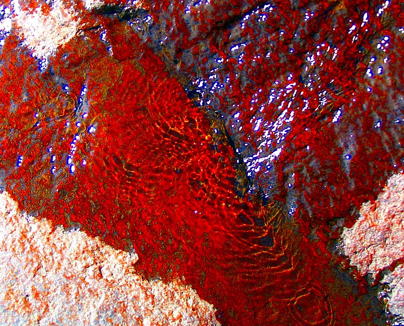 eau sur roche rouge