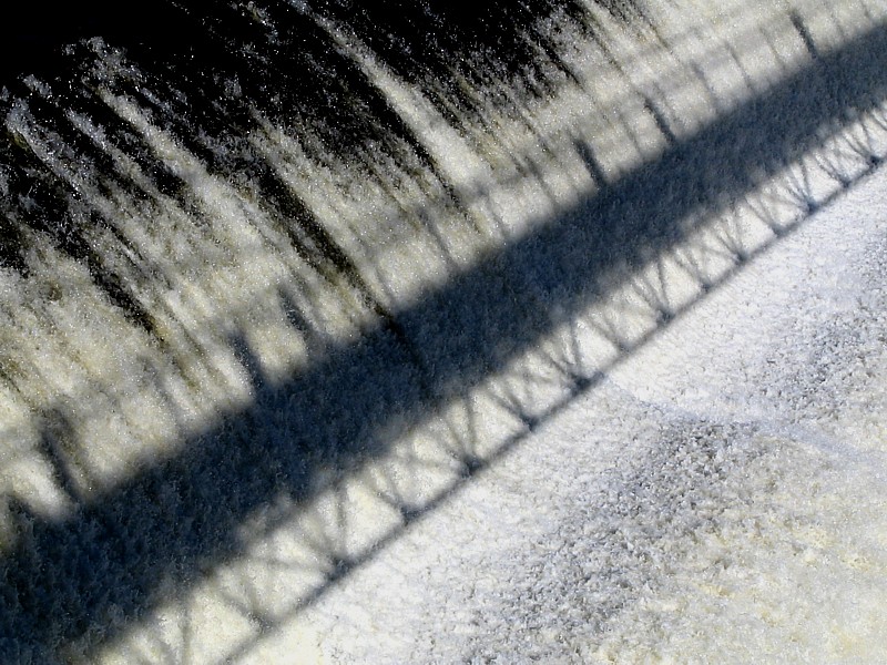 L'ombre du pont sur la chute