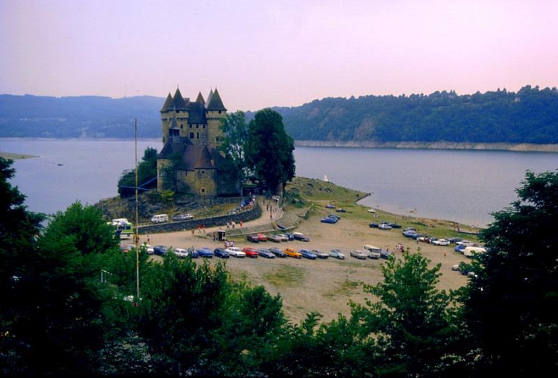 Chateau de Val et le lac du barrage de Bort