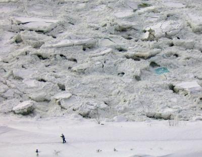 Ski de fond sur le bord du fleuve