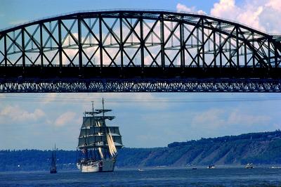 le  Eagle sous le pont de Qubec