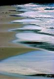 le jeu des vagues sur la plage