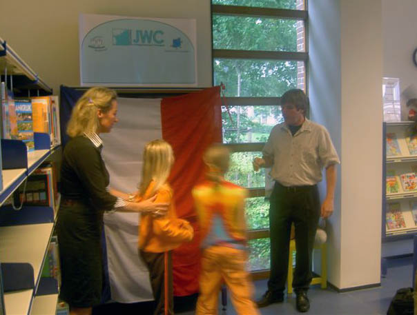 Burgemeester Witteman opent met 2 kinderen de Franse hoek