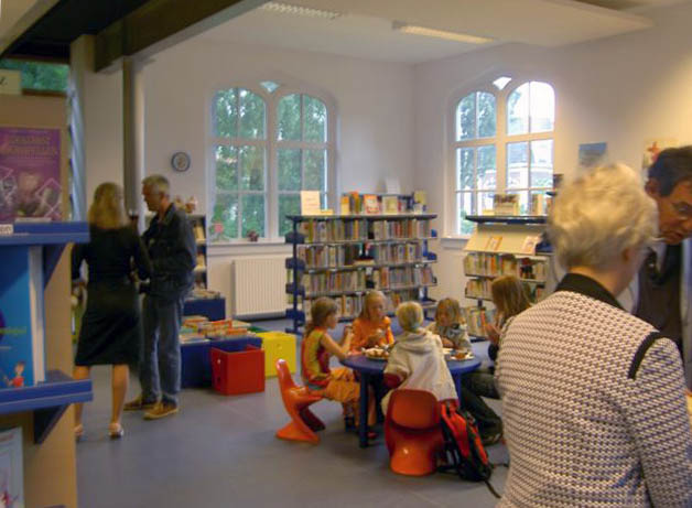 De bibliotheek met de voor kinderen ingerichte hoek