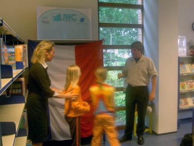 Burgemeester Witteman opent met 2 kinderen de Franse hoek