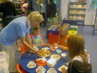 Mevr. Oosterzee probeert een gebakje 