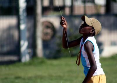 Concentrado para ganhar o torneio de pipas