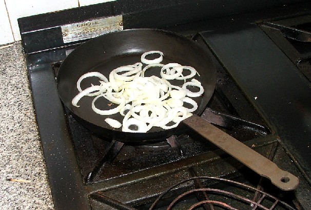 Dorar levemente unas cebollas cortadas en aros finitos