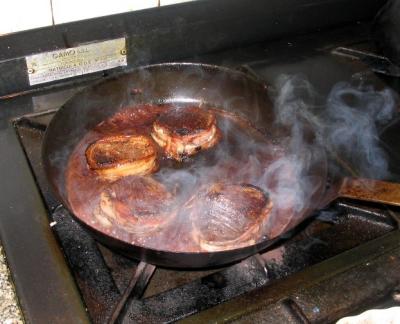 colar las verduras y terminar de cocinar la carne sobre la salsa reducida