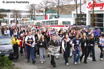 v3/88/602288/3/51130805.studentsinfrontofSafeway.jpg