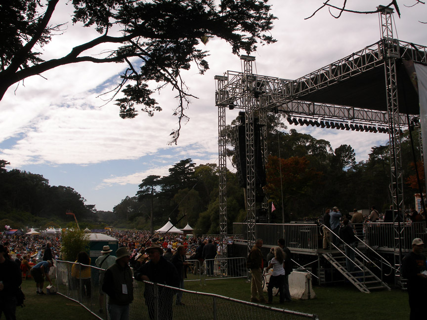 Sunny Sunday crowd at the Banjo Stage