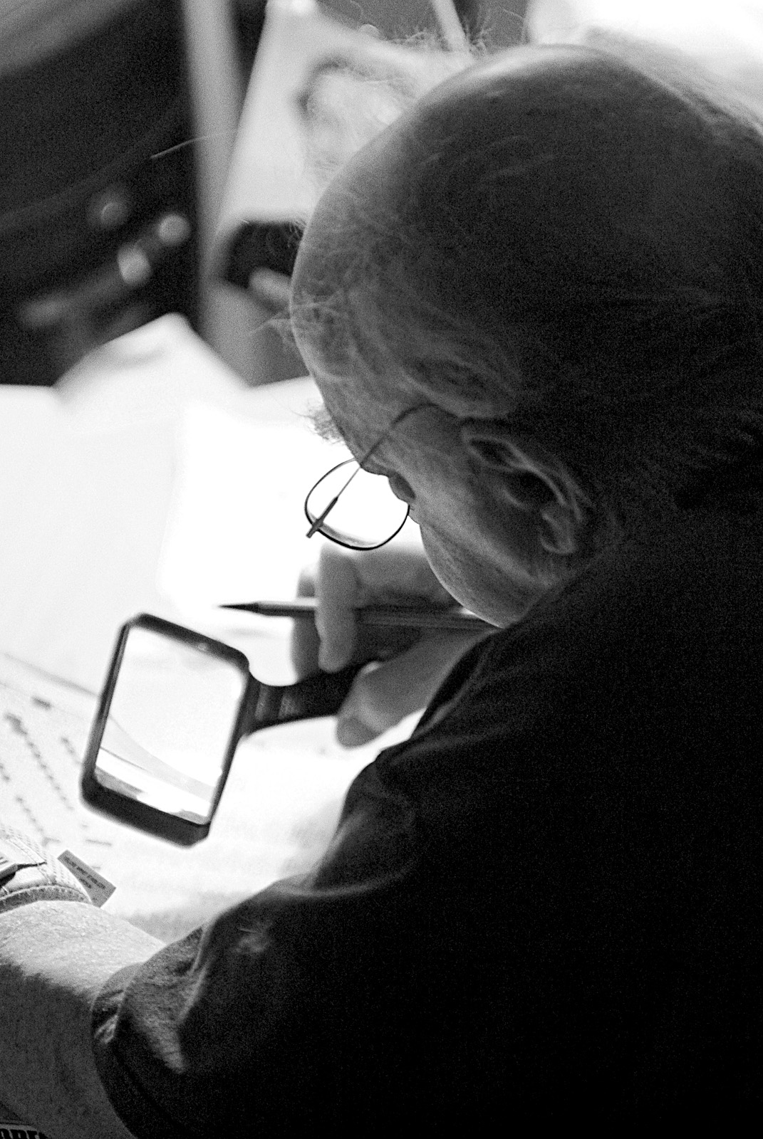 Dad working a puzzle 02 bw