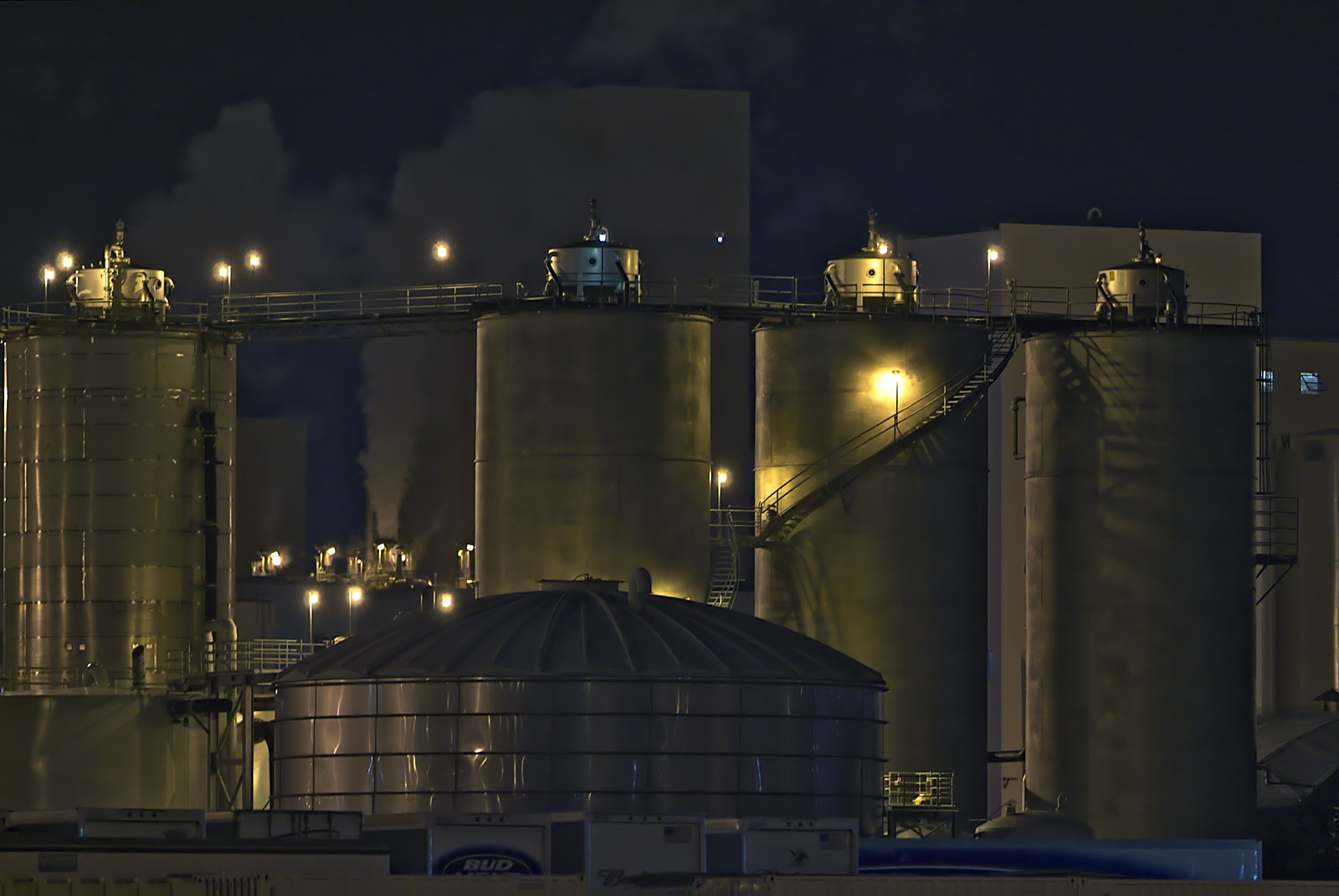 Budweiser plant at night 02 nr