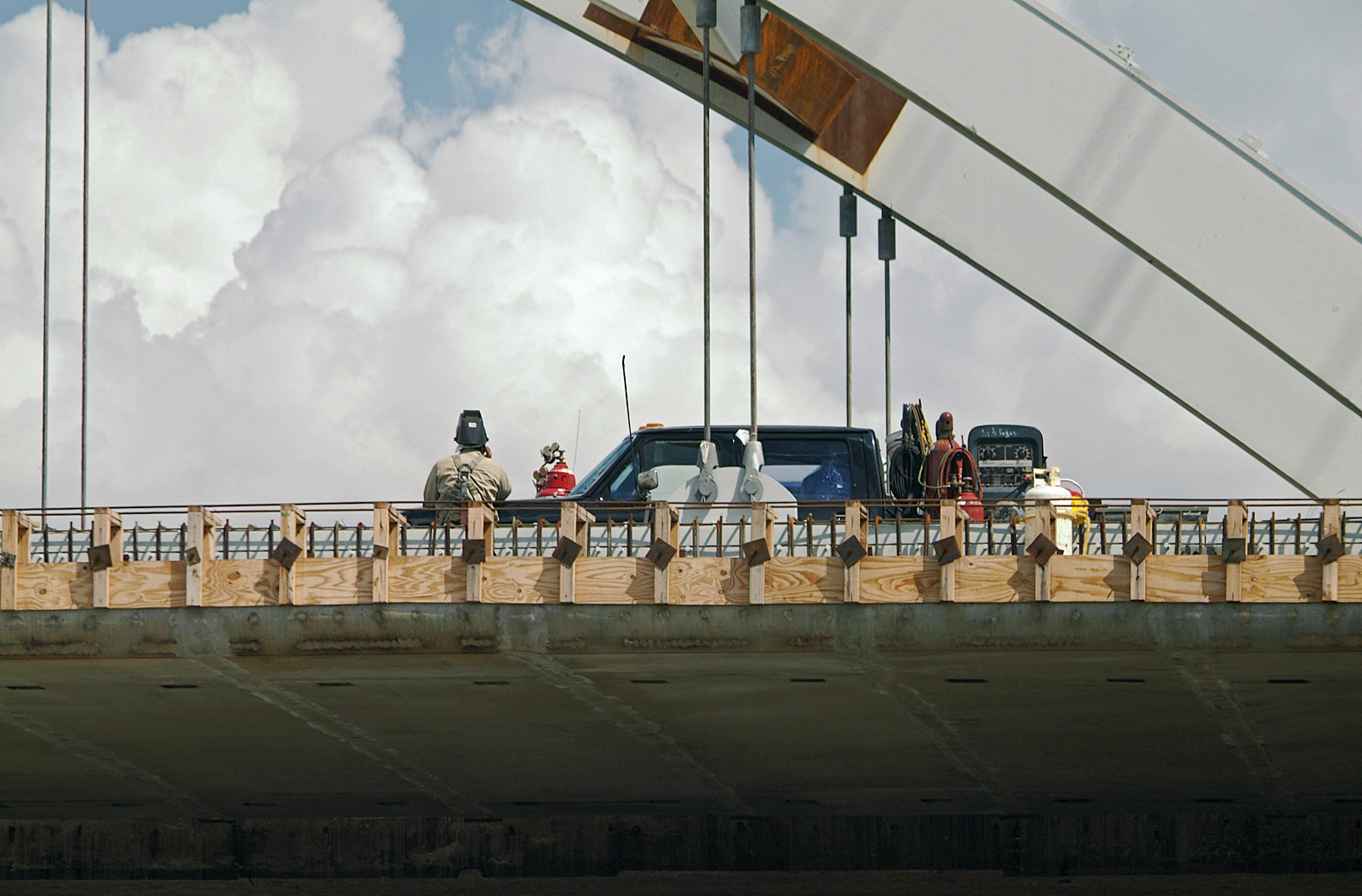 taking a break on Montrose Bridge SW Freeway 01