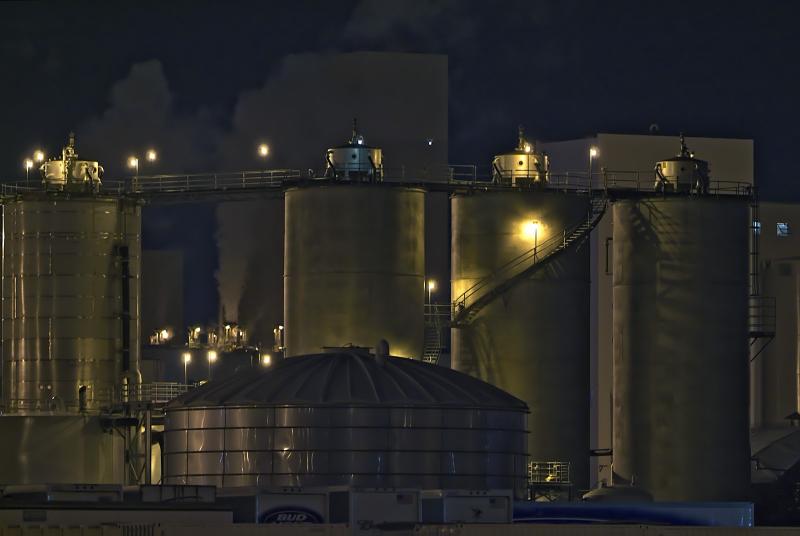 Budweiser plant at night 02 nr