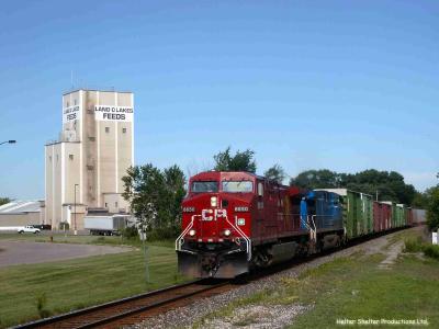 CP Engine 8650 heads southbound passed Land o Lakes feed elevator Mauston Wisconsin.jpg