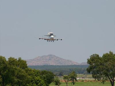 Shuttle landing at Altus AFB in Oklahoma, August 19, 2005