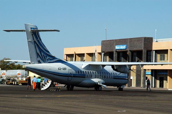 Air Botswana ATR-42 at Maun