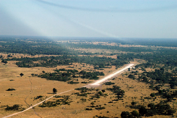 Vumbura airstrip (1015m), Okavango Delta