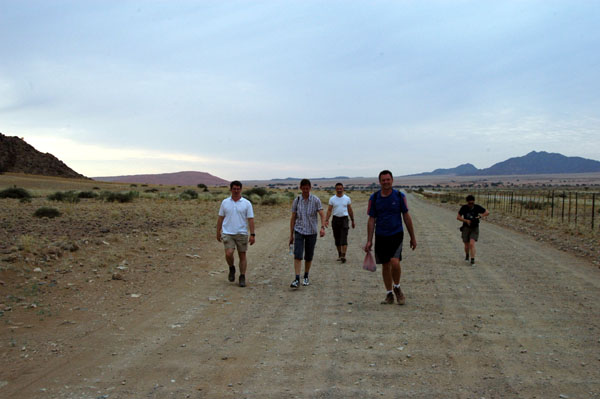 Walking to Sesriem Canyon