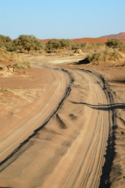 The sandy 4-WD track to Sossusvlei