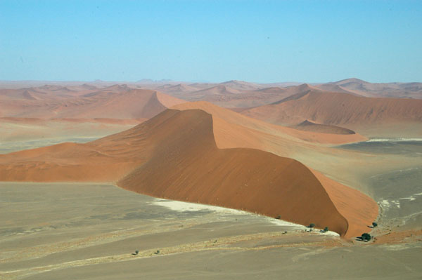 Large dunes between Sesriem and Sossusvlei