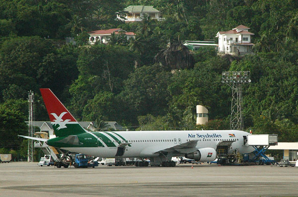 Air Seychelles 767 at Mahй Island (SEZ)
