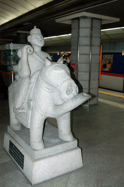 Sculpture, Gyeongbokgung metro station
