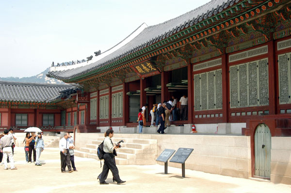 Gangnyeongjeon, the king's residence