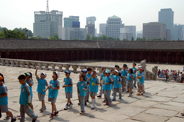 Korean school children visiting Gyeongbokgung Palace