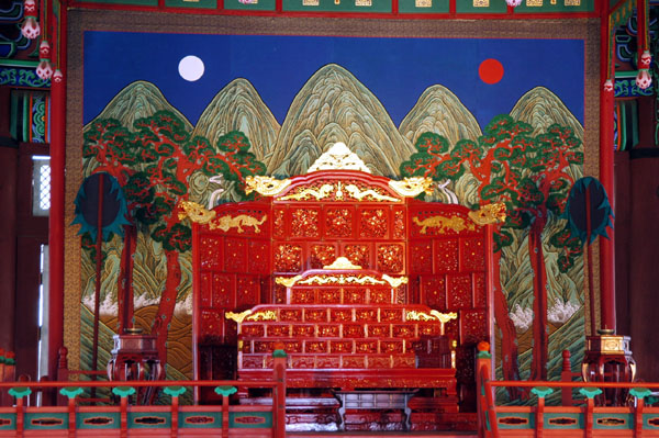 The painting with the 5 sacred mountains, the moon and the sun always appear behind the royal throne