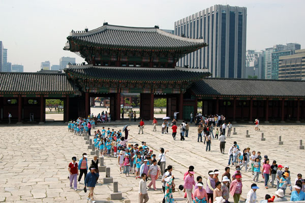 Courtyard in front of the Geunjeongjeon