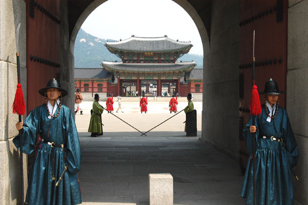 Heungnyemun through the Gwanghwamun gate