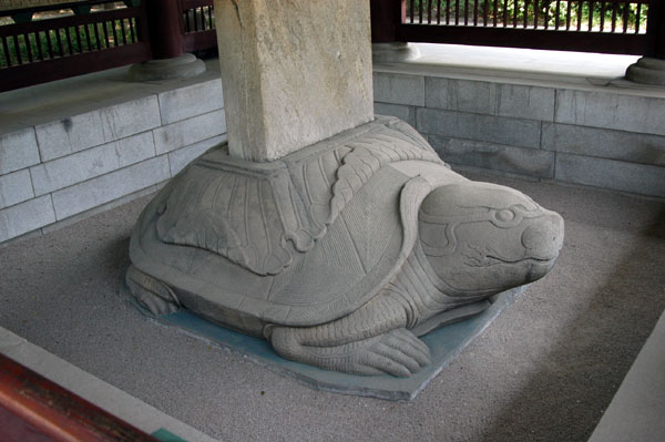 Stele on a turtle, T'apkol Park