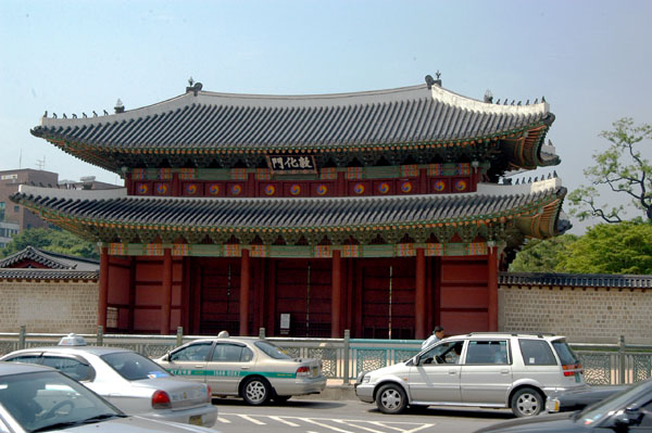 Donhwamun Gate, 1412, restored 1609, the main entrance to Changdeok Palace