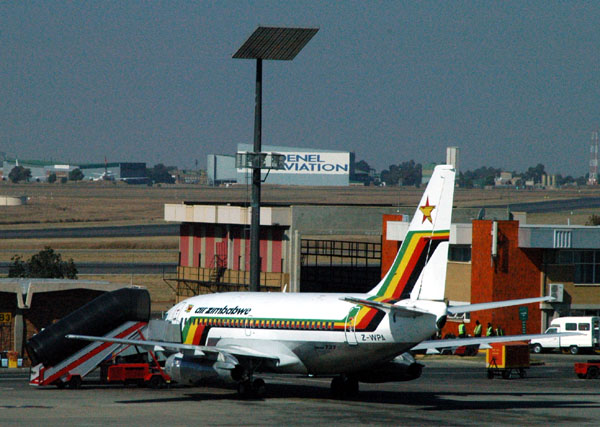 Air Zimbabwe 737 (Z-WPA) in JNB