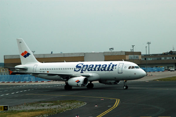 Spanair A320 at FRA (EC-IZK)