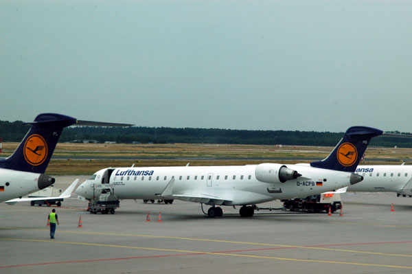 Lufthansa CityLine CRJ700 at FRA (D-ACPB)