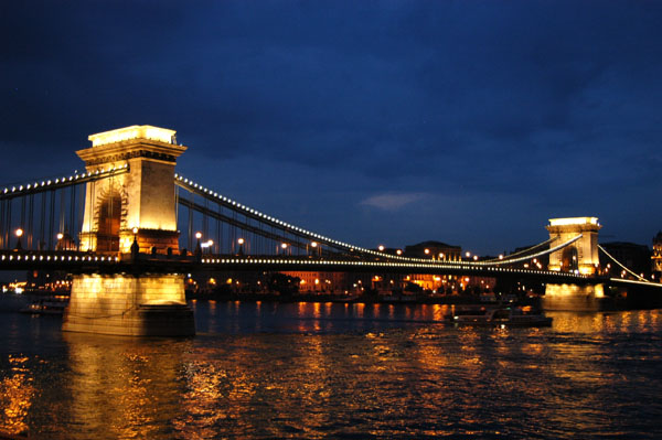 Chain Bridge (Szechenyl Lanchid) at night