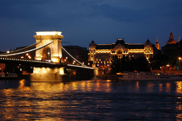 Chain Bridge (Szechenyl Lanchid) at night