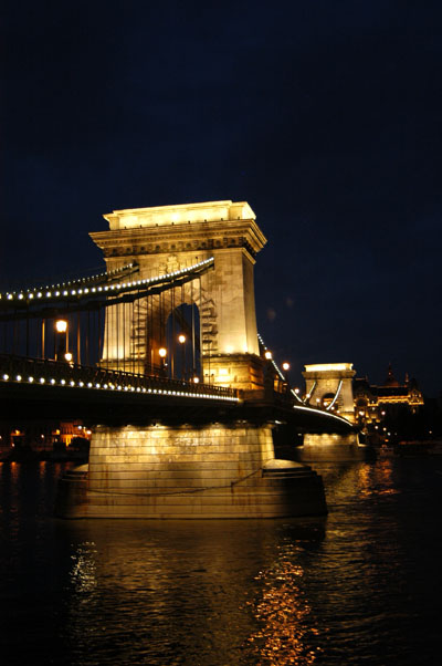 Chain Bridge (Szechenyl Lanchid) at night