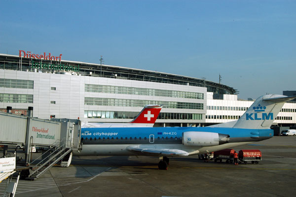 KLM Cityhopper Fokker 70 in DUS (PH-KZG)