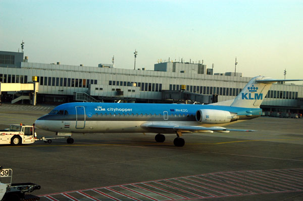 KLM Cityhopper F70 pushing back in DUS (PH-KZG)