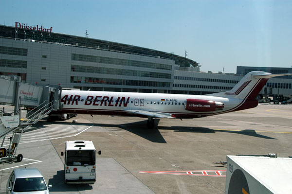 Air Berlin Fokker F100 (D-AGPE) in DUS