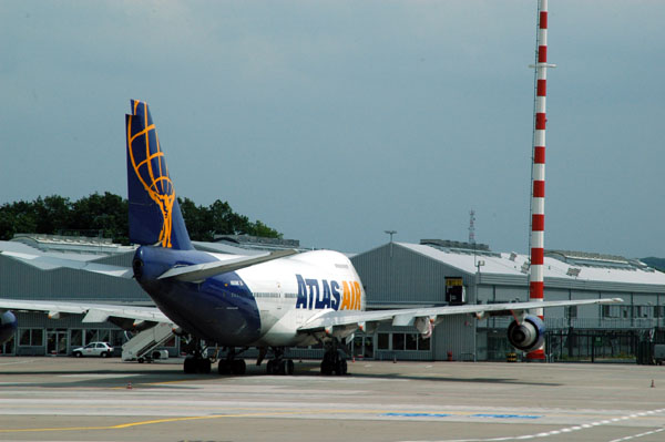 Atlas Air 747 (N808MC) that went off the runway in DUS waiting for new engines
